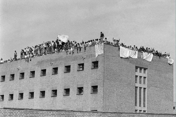 Madrid, 31-7-1976.- Entre cien y ciento cincuenta presos comunes de la quinta galería de la cárcel de Carabanchel se amotinaron, negándose a comer y trabajar, alegando que querían beneficiarse de la amnistía real. Se subieron a la terraza con pancartas en las que se leía "Libertad" y "Reforma del Código Penal".EFE/ aa